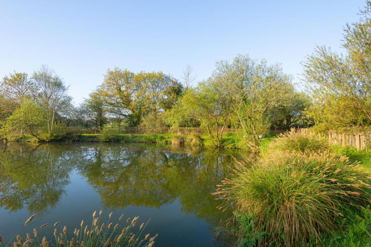 Our Goldfinch 1- Sleeps 2 Persons- Private Hot Tub-Pet Friendly-Tranquil Holiday Away From It All Yet Not Far From St Austell- The Holiday Home Has One Bedroom, Living And Dining Area, Equipped Kitchen-Decking-Outdoor Furniture-Fishing Lakes And More Grampound Exterior photo