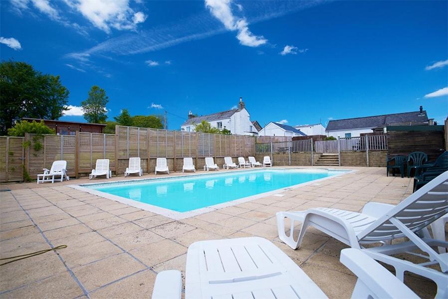 Our Goldfinch 1- Sleeps 2 Persons- Private Hot Tub-Pet Friendly-Tranquil Holiday Away From It All Yet Not Far From St Austell- The Holiday Home Has One Bedroom, Living And Dining Area, Equipped Kitchen-Decking-Outdoor Furniture-Fishing Lakes And More Grampound Exterior photo