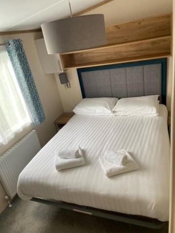 Our Goldfinch 1- Sleeps 2 Persons- Private Hot Tub-Pet Friendly-Tranquil Holiday Away From It All Yet Not Far From St Austell- The Holiday Home Has One Bedroom, Living And Dining Area, Equipped Kitchen-Decking-Outdoor Furniture-Fishing Lakes And More Grampound Exterior photo