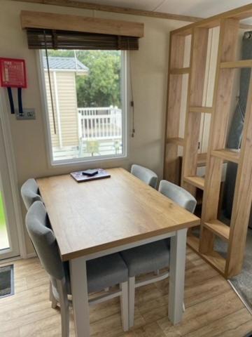 Our Goldfinch 1- Sleeps 2 Persons- Private Hot Tub-Pet Friendly-Tranquil Holiday Away From It All Yet Not Far From St Austell- The Holiday Home Has One Bedroom, Living And Dining Area, Equipped Kitchen-Decking-Outdoor Furniture-Fishing Lakes And More Grampound Exterior photo