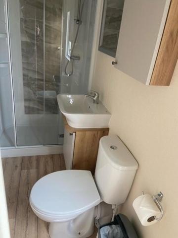 Our Goldfinch 1- Sleeps 2 Persons- Private Hot Tub-Pet Friendly-Tranquil Holiday Away From It All Yet Not Far From St Austell- The Holiday Home Has One Bedroom, Living And Dining Area, Equipped Kitchen-Decking-Outdoor Furniture-Fishing Lakes And More Grampound Exterior photo
