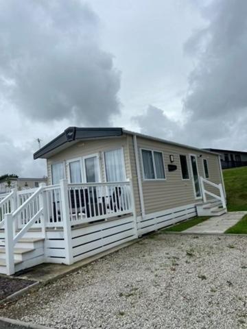 Our Goldfinch 1- Sleeps 2 Persons- Private Hot Tub-Pet Friendly-Tranquil Holiday Away From It All Yet Not Far From St Austell- The Holiday Home Has One Bedroom, Living And Dining Area, Equipped Kitchen-Decking-Outdoor Furniture-Fishing Lakes And More Grampound Exterior photo